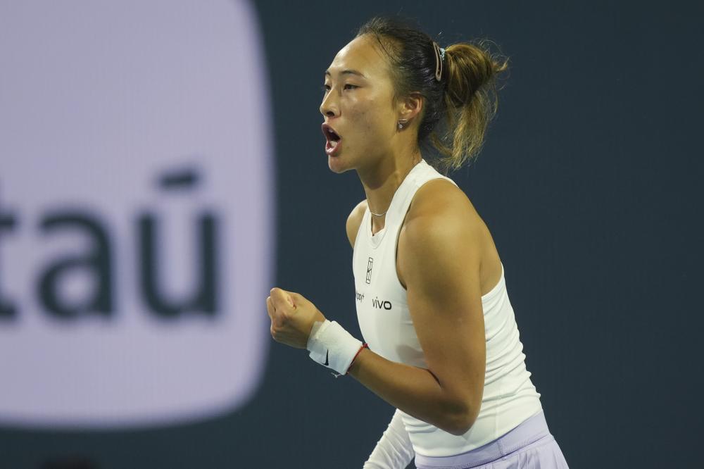 残特奥会游泳比赛现场，教练为何拿着绑着球的长杆，比赛中途还要敲击运动员？这背后是一份无声的默契