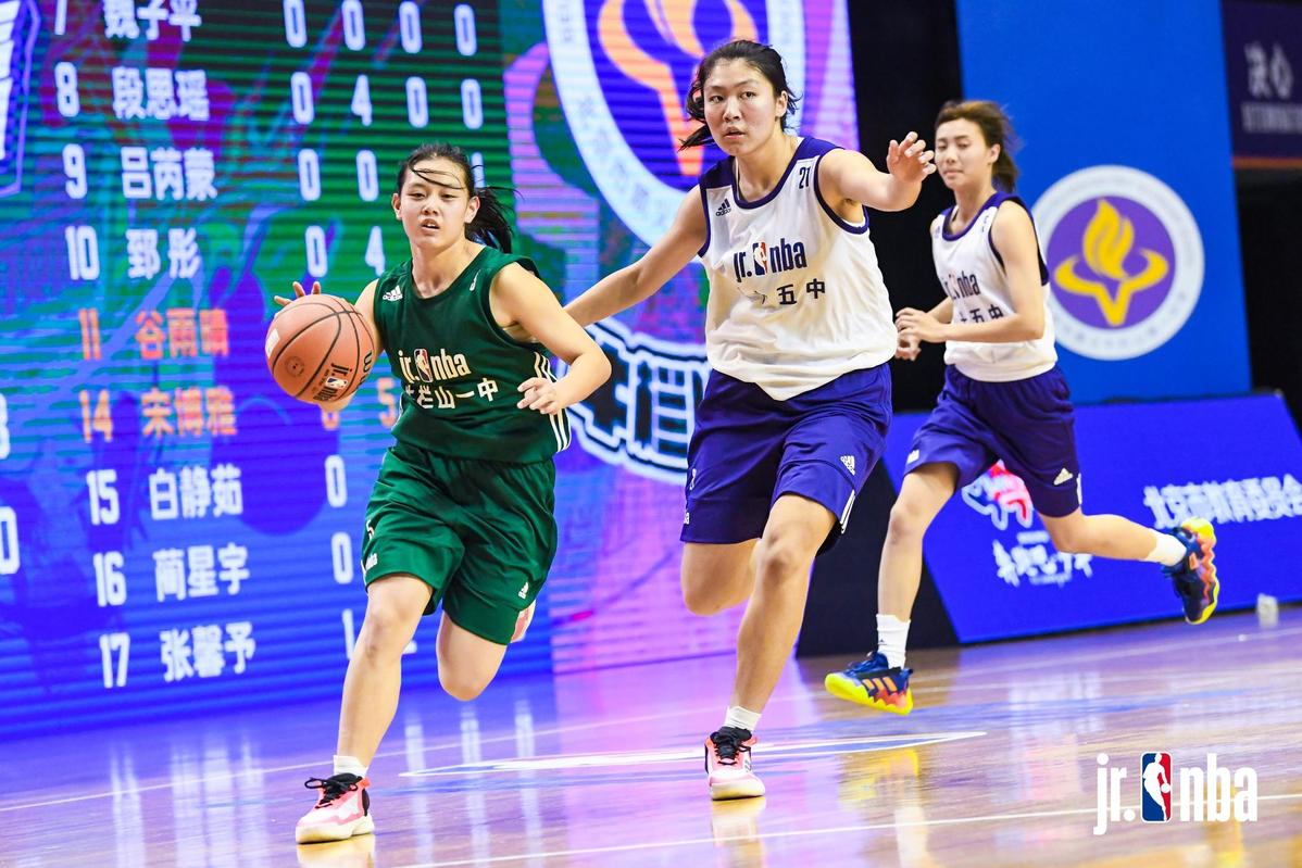 手感火热！里夫斯半场8中6贡献19分5篮板