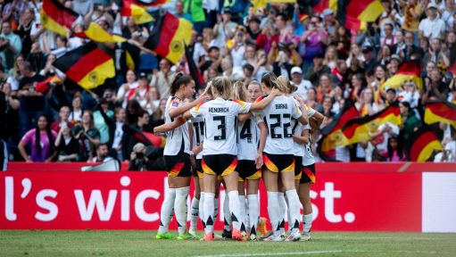 曼联1-1遭保级队逼平引热议，球迷愤怒点评，揪出最大罪人